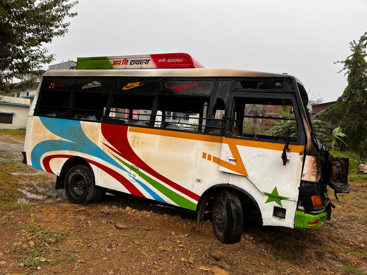 रुपन्देहीमा माइक्रोबसको ठक्करबाट बालिकाको मृत्यु,दुर्घटनापछि गाडीमा तोडफोड र आगजनी